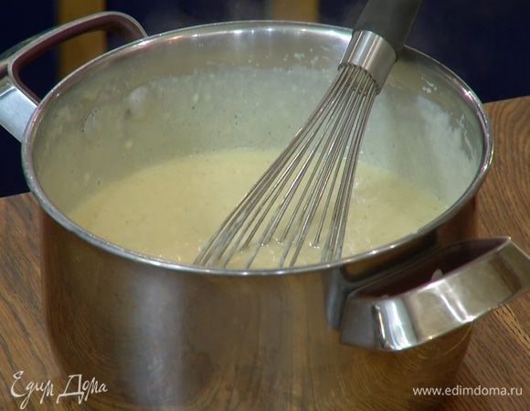 Перелить крем обратно в кастрюлю и прогревать на медленном огне 20 минут, непрерывно помешивая. Готовый крем снять с огня и перелить в холодную миску, продолжая вымешивать венчиком. Дать крему остыть.