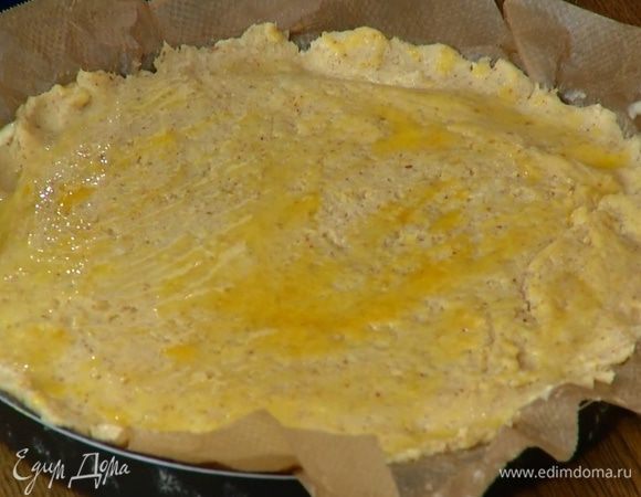 Желток соединить с молоком, посолить, перемешать и смазать тесто.