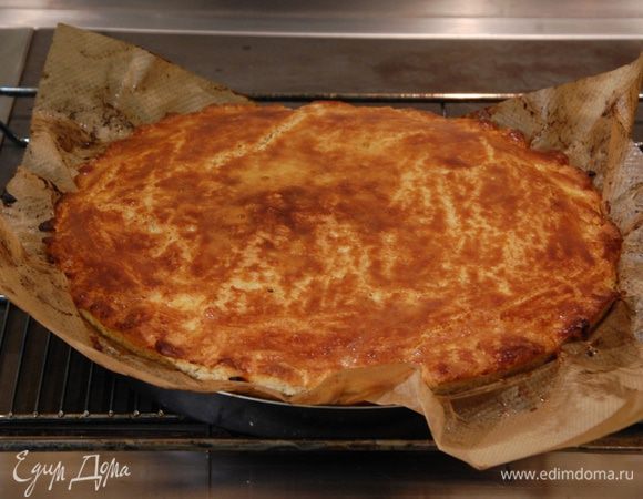 Подавать баскское пирожное полностью остывшим.