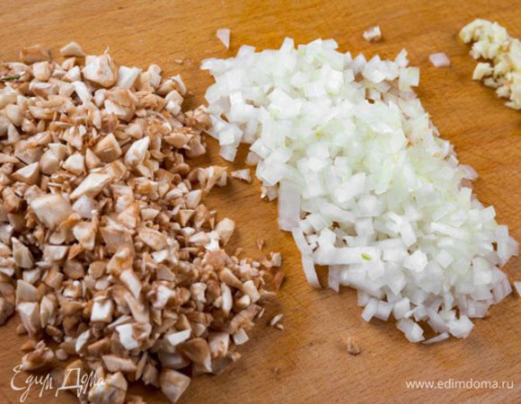 Ножки грибов мелко порезать. Чеснок и лук очистить, мелко порезать. 

