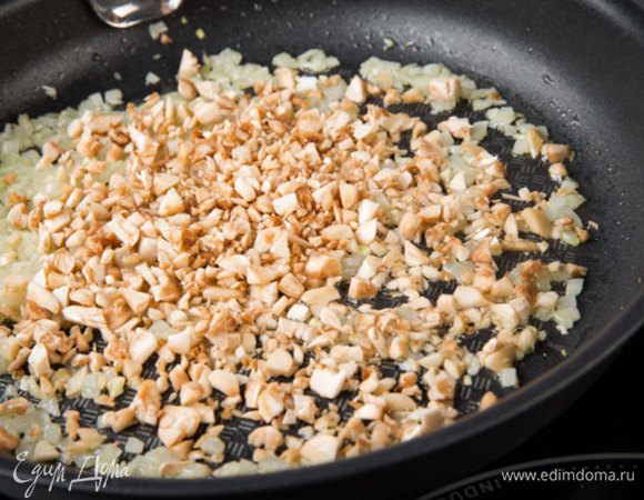 Добавить ножки грибов, жарить 5 минут до золотистого цвета. Снять с огня и остудить. 