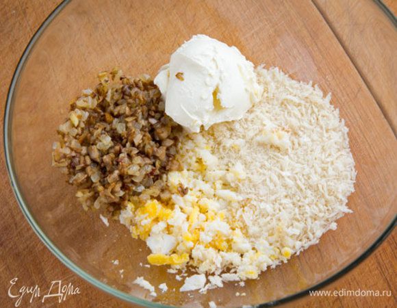 Твердый сыр потереть на средней терке, а обычный — на крупной. Используйте сыры "Брест-Литовск", с ними такая закуска получится ещё вкуснее!
Куриное яйцо сварить, остудить, порезать мелким кубиком. Смешать жареные грибы, яйцо, панировочные сухари, козий сыр.
