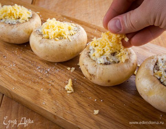 Каждую шляпку посыпать сыром "Брест-Литовск". Выпекать в заранее разогретой духовке при температуре 190°С 15-20 минут.