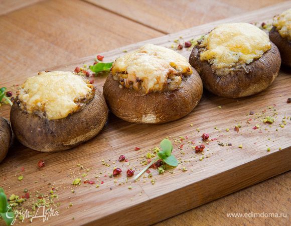 Шампиньоны должны стать мягкими, а начинка — золотистой. 
Приятного аппетита!