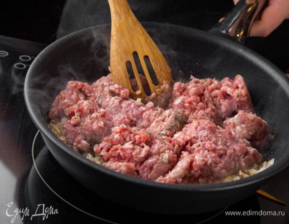 Смешать с фаршем, солью, перцем и орегано.