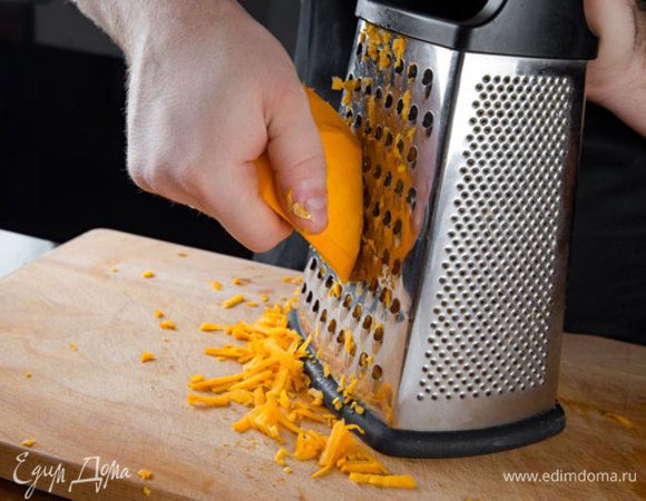 700 грамм уже очищенной тыквы натереть на крупной терке, отжать от лишней жидкости.