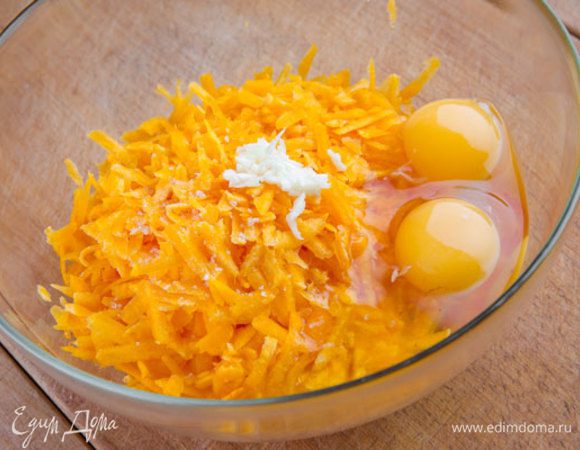 Сыр натереть. Взбить яйца и смешать с их тыквой. Добавить немного соли и давленный чеснок. Сыр — важный ингредиент в таком блюде, как запеканка. Попробуйте использовать сыр "Брест-Литовск", и результат вас приятно удивит!