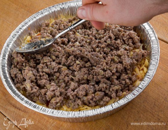 Следующим слоем выложить фарш.