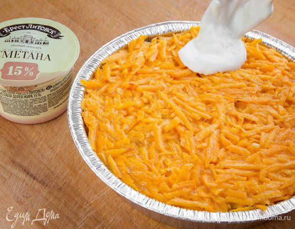 Закрыть его тыквенно-яичной смесью и промазать сметаной. 