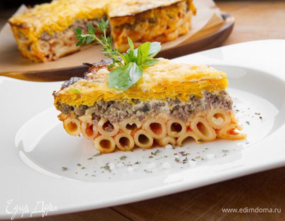 Поставить в заранее разогретую до 200°С духовку на 40 минут до румяной корочки. Посыпать тертым сыром "Брест-Литовск" за 10 минут до готовности.
Приятного аппетита!