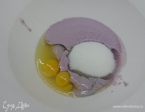 В одной чашке смешиваем йогурт, сахар, яйца и соль. Именно смешиваем, а не взбиваем.