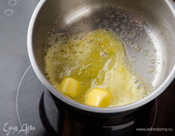 Готовим соус. Сливочное масло растапливаем в сотейнике.