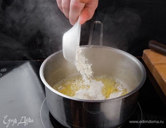 Всыпаем муку и растираем, дав прогреться. 