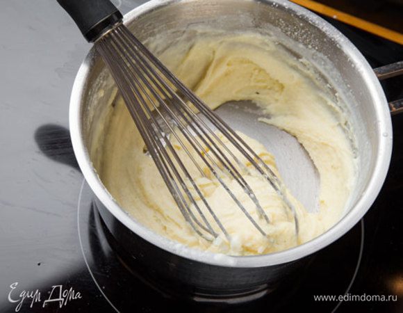 Варим до загустения, минут 7–8 постоянно помешивая. 