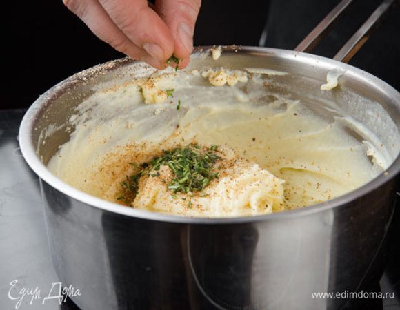 Солим, добавляем пряности. 