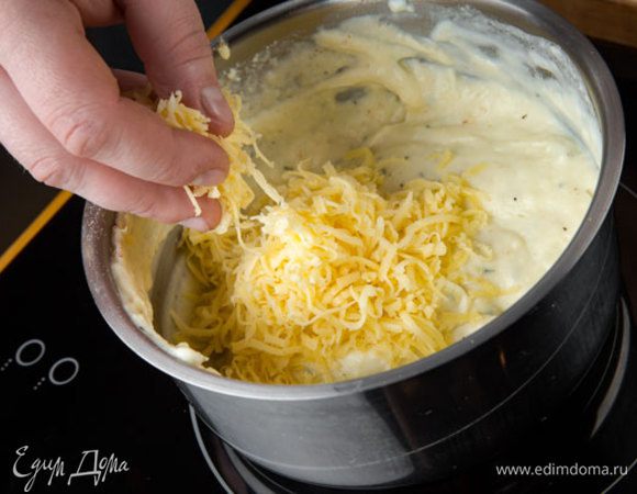 Посыпаем натертым на крупной терке сыром. Мешаем, пока сыр полностью не расплавится. Соус готов. С сыром "Брест-Литовск" соус получится очень ароматным. 