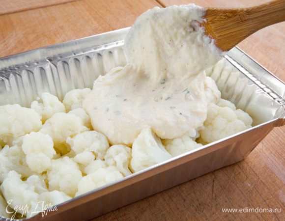 Заливаем капусту сырным соусом и засыпаем крошками. 
Ставим форму с капустой в разогретую духовку и запекаем минут 25–30 до образования аппетитной золотистой корочки.