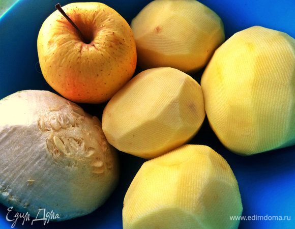 Чистим средние картофелины. Кабачок использовала прямо с кожурой, тщательно вымытый. 