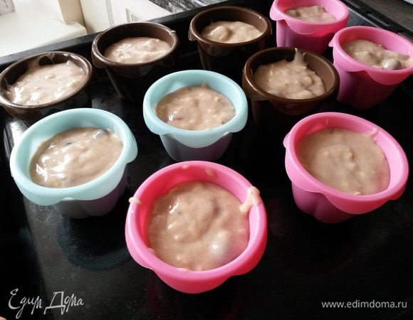 Раскладываем тесто по формочкам для маффинов. Выпекаем 20-35 минут при 180 г до сухой палочки. Время выпекания зависит от размера форм.
