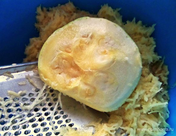 Кабачок тоже натереть, примерно 2 кружочка, размером с картофелину.