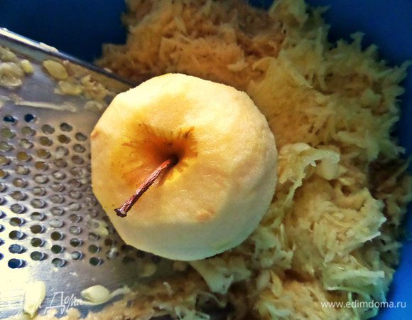 Яблоко среднее очистить и натереть тоже. Берем не кислое, чтобы не выражался сильно вкус.