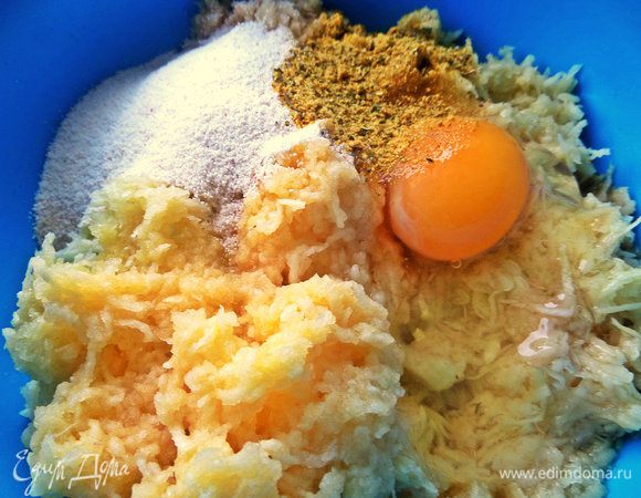 Добавить манку, приправу, яйцо и соль. Приправа у меня универсальная, состав такой: базилик, чили, петрушка, морковь, горчица, чеснок, лук, куркума, паприка.