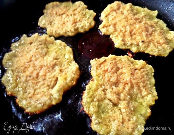 Теперь жарим как вы любите. Мы любим тонкие, поэтому разравниваю их на сковороде ложкой. Да и жарятся так быстрее!