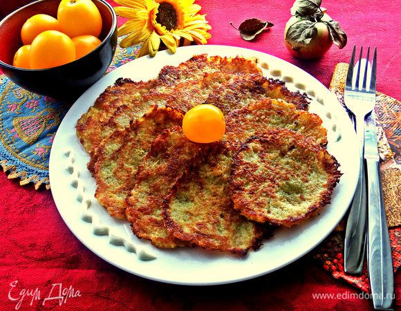 Если сделать заготовки с вечера, то утром останется только пожарить. Таким способом получаются хрустящие и тоненькие драники.