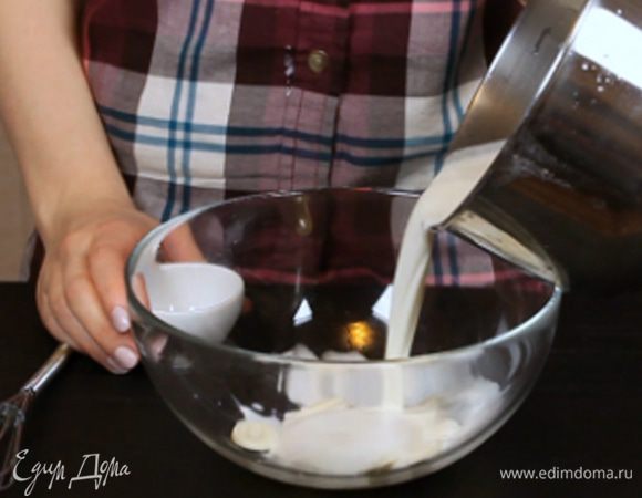 Залить шоколад смесью из горячего молока и сливок. Добавить ваниль и сироп, перемешать до однородности.