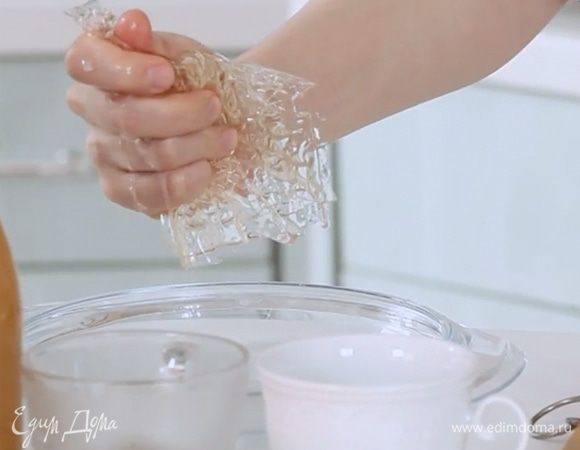 Начнём с желе. Замочить желатин в воде. Параллельно нагрейте воду с сахаром и цедрой. 