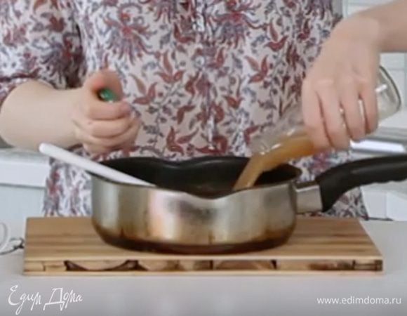 Затем добавить корицу, мускатный орех и яблочный сок.