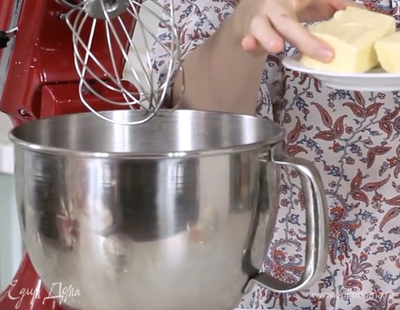 Теперь приступим к печенью. Взбить масло с сахаром.