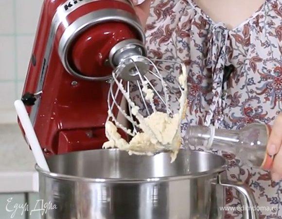 Затем добавить желток и розовую воду.