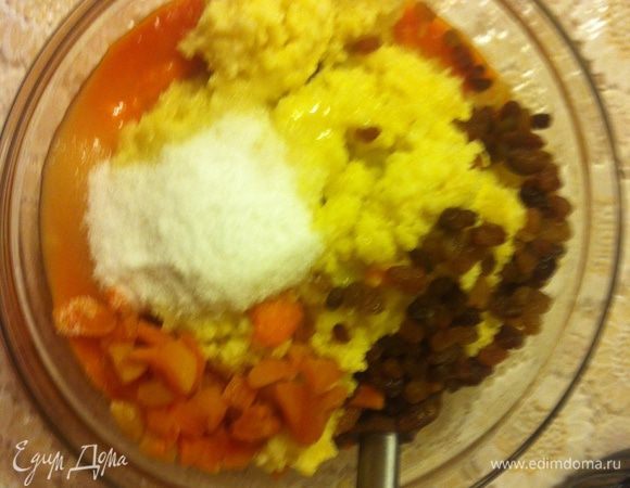 1 кг очищенной тыквы приготовить как Вам удобно, я на пару 25 минут, таким образом в ней меньше воды, чем, когда отварить, можно так же запечь. Пшено сварить, я варю в режиме каша в мультиварке 15 минут. Тыкву растолочь толтушкой или блендером. Добавляем пшено, сухофрукты (у меня курага и изюм), сахар по вкусу, я ложу ложку максимум две