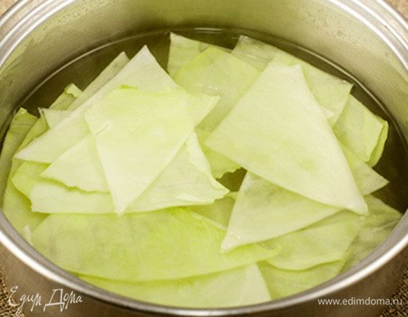 Лоскуты бланшируем в подсоленной кипящей воде 3 минуты.