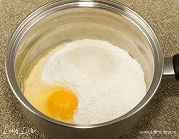 Готовим кляр — жидкое тесто, как на блинчики.