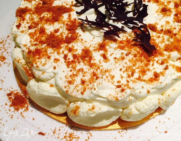 Когда торт застынет, освободить от формы и приступить к украшению. Ах, сколько у меня было идей, но все пошло не так: шоколада для ганаша осталось мало, кусочки бисквита, припасенные мной, кто-то съел... Дети растеряли насадки от кондитерского мешка. Шоколадная бабочка разломалась на части. В общем на этапе украшения я потерпела фиаско.