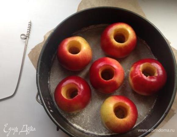 С помощью маленького ножа или специального приспособления удалить из яблок сердцевины.