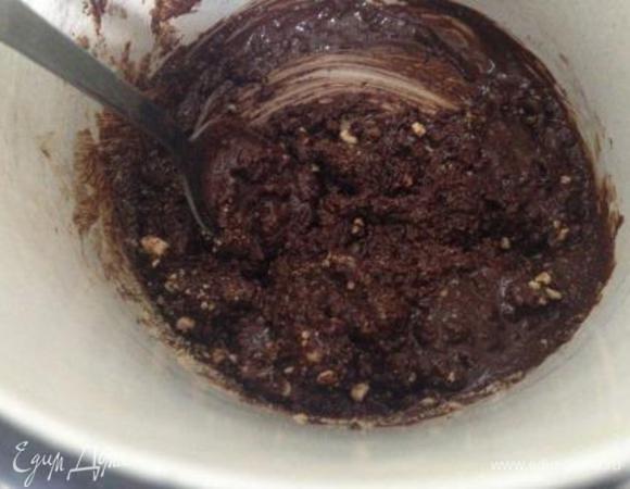 Шоколад растопить на водяной бане, смешать с печеньем.
При желании добавить корицу, перемешать.