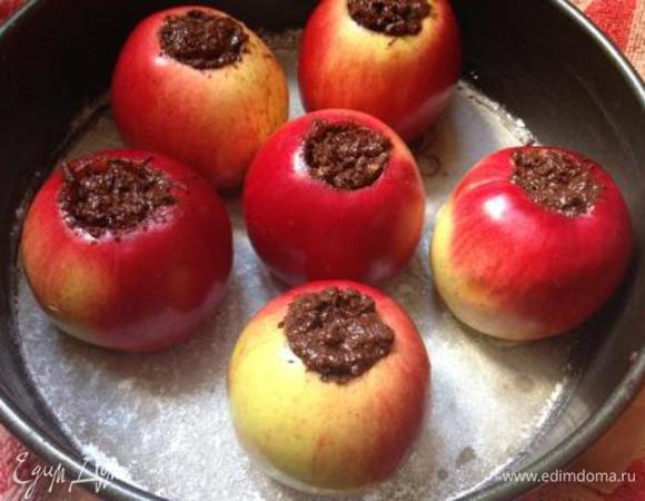 Начинить яблоки шоколадной массой, поставить в застеленную пергаментом и смазанную маслом форму.