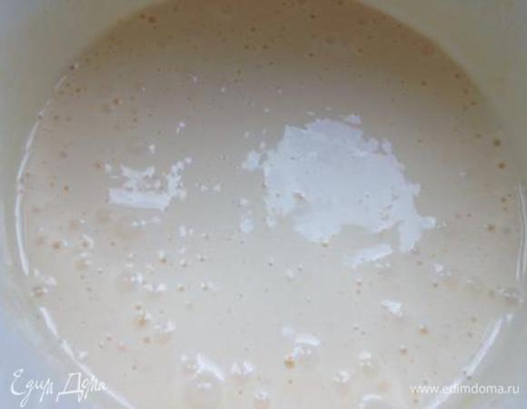 Для теста яйца взбить с сахаром.
Добавить растопленное сливочное масло, перемешать.