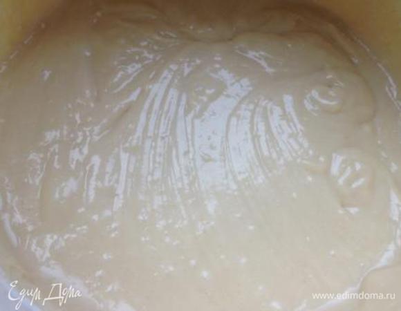 Сметану смешать с содой и вылить в яичную массу.
Добавить просеянную муку и хорошо перемешать.