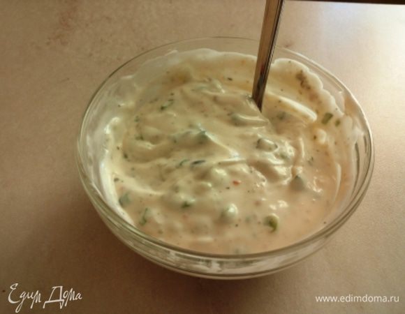 Сначала готовим соус, потому что несколько ложек нам потребуется для крокетов. Каперсы немного измельчить ножом, чеснок пропустить через пресс, лук порезать мелко. Все ингредиенты для соуса смешать, 2 столовые ложки нам потребуется в крокеты, а остальное охладить.