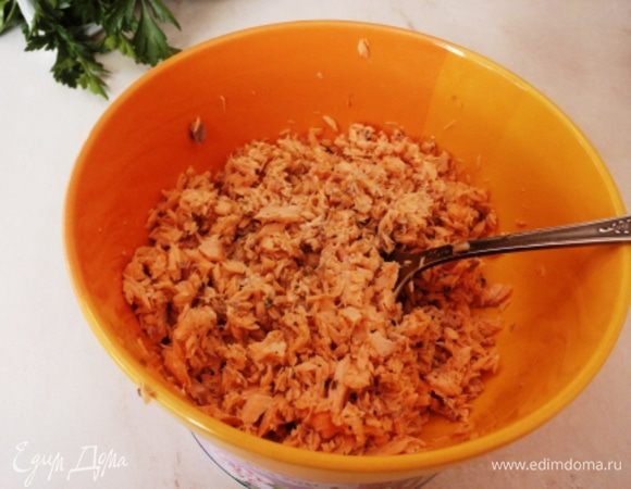 Филе запечь в фольге с любимыми травками и остудить при комнатной температуре. У меня на это ушло 35 минут. Затем рыбу размять вилкой.