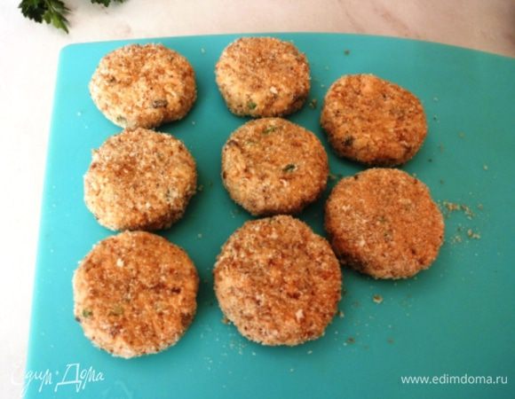 Добавить чуть взбитое яйцо, панировочные сухари, специи, 2 ст. л. приготовленного соуса ремулад. Сформировать кругленькие крокеты. У меня получилось 8 штук. 