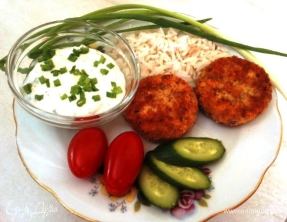 Обжариваем на сковороде до румяной корочки и подаем с охлажденным соусом!