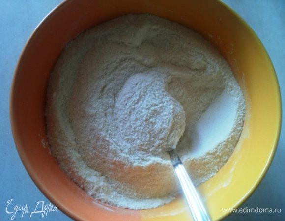 Смешиваем манку, муку, соду, сахар (1/2 стакана) и ванилин.