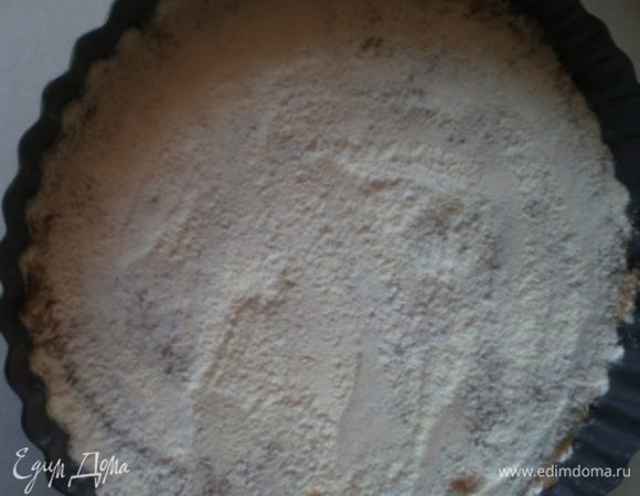 В смазанную маслом форму укладываем слоями сыпучую смесь и яблоки так, чтобы снизу и сверху были слои из сыпучей смеси. У меня получилось 4 слоя из сыпучей смеси и 3 слоя из яблок. Сухие слои должны быть тоненькими!