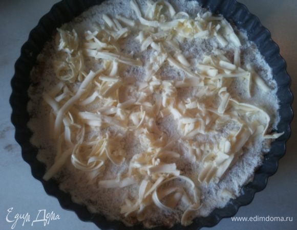 Сверху натираем на терке 2 ст. л. сливочного масла и отправляем в разогретую до 180°С духовку на 40 минут.