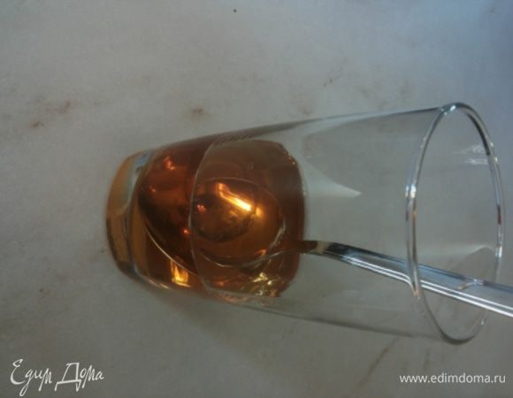 Смешиваем яблочный сок с сахарной пудрой.